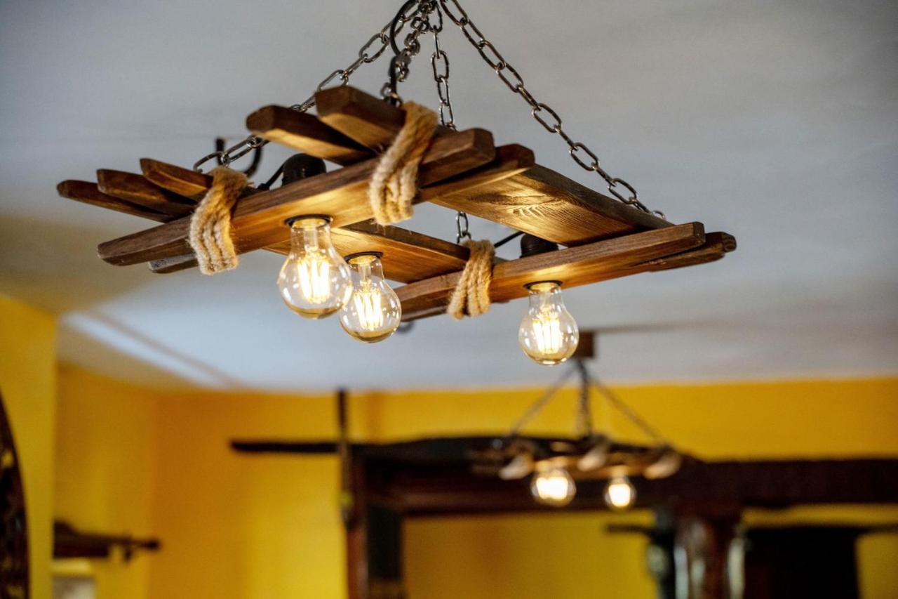 Rising Sun Pub, Restaurant And Rooms Лейкок Екстериор снимка